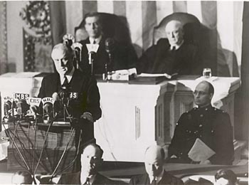 1941年12月8日,珍珠港突袭后,富兰克林-德拉诺-罗斯福总统在国会发表了 "耻辱日 "的演讲。美国国家档案馆,http://www.archives.gov/publications/prologue/2001/winter/crafting-day-of-infamy-speech.html via Wikimedia Commons